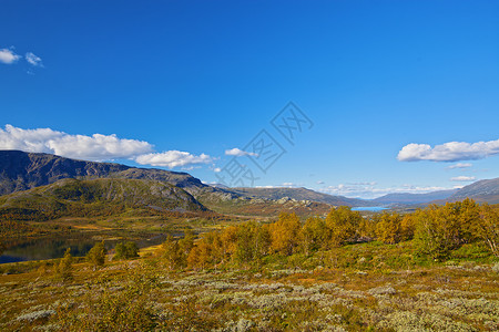 挪威的斯特林山坡岩石地区爬坡反射悬崖美丽天空村庄蓝色背景图片