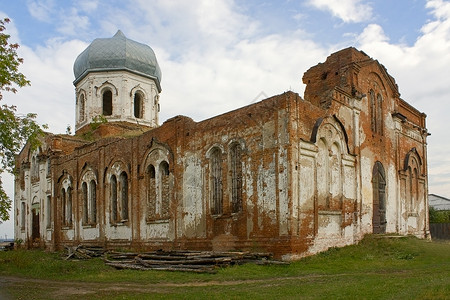 被毁坏的教堂废墟多云寺庙教会宗教天空建筑背景图片