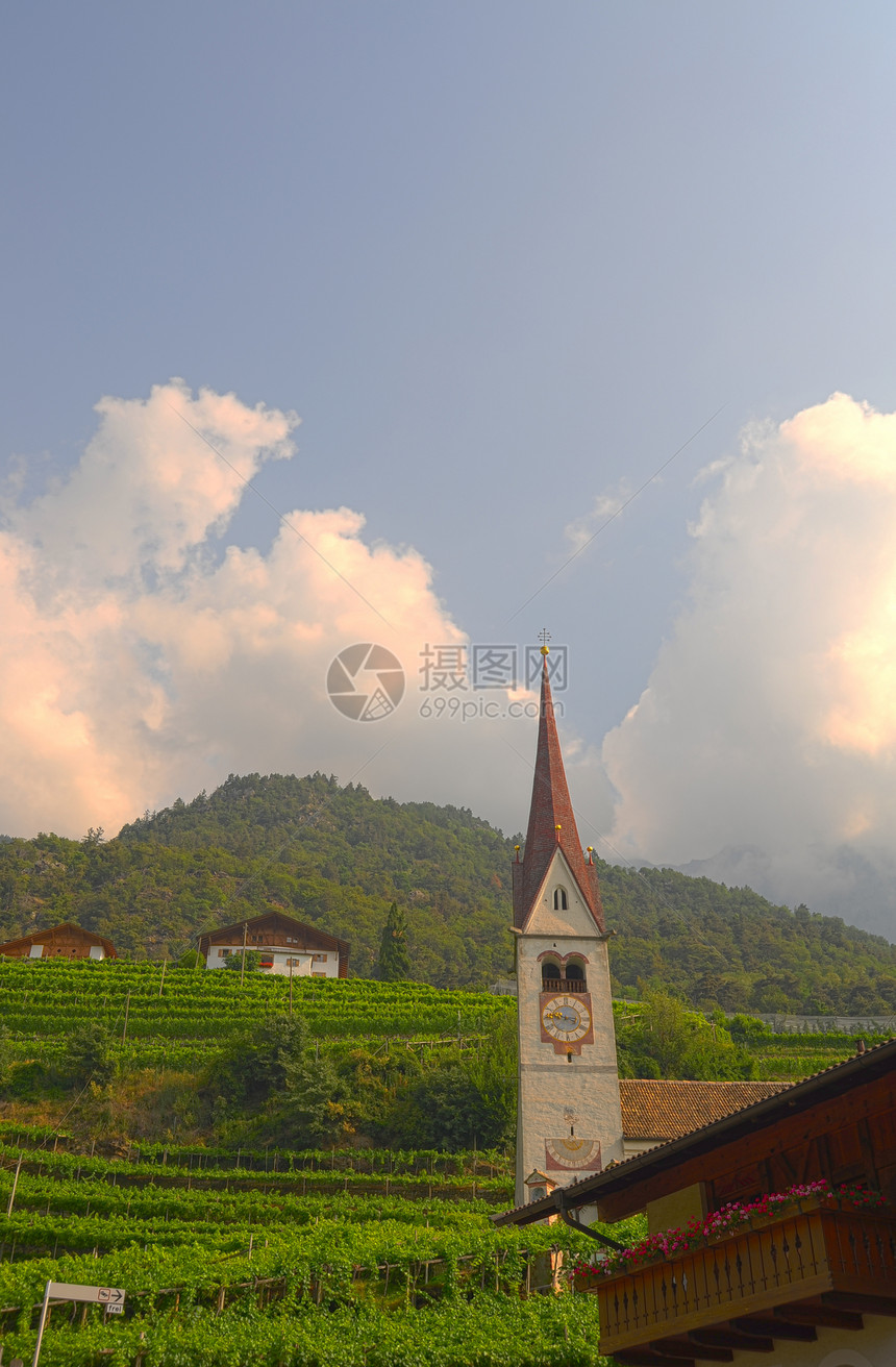 路德教会宗教新教精神森林房子村庄天空高山时间蓝色图片