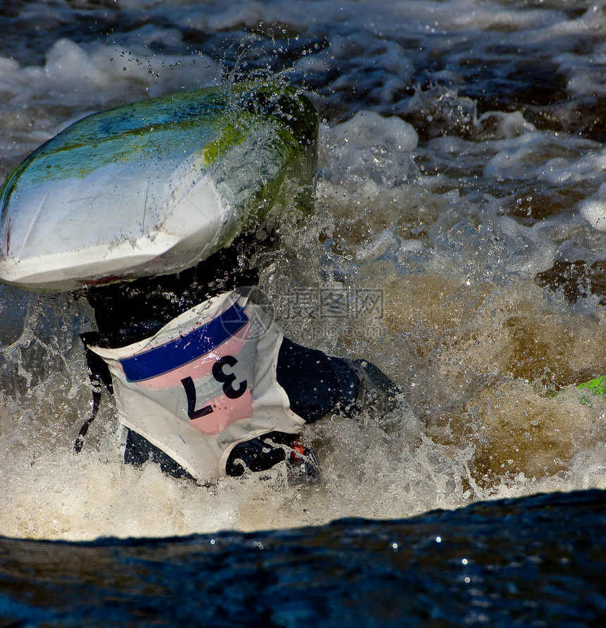 白水自由式速度挑战游戏行动风险荒野皮艇运动员冒险头盔图片