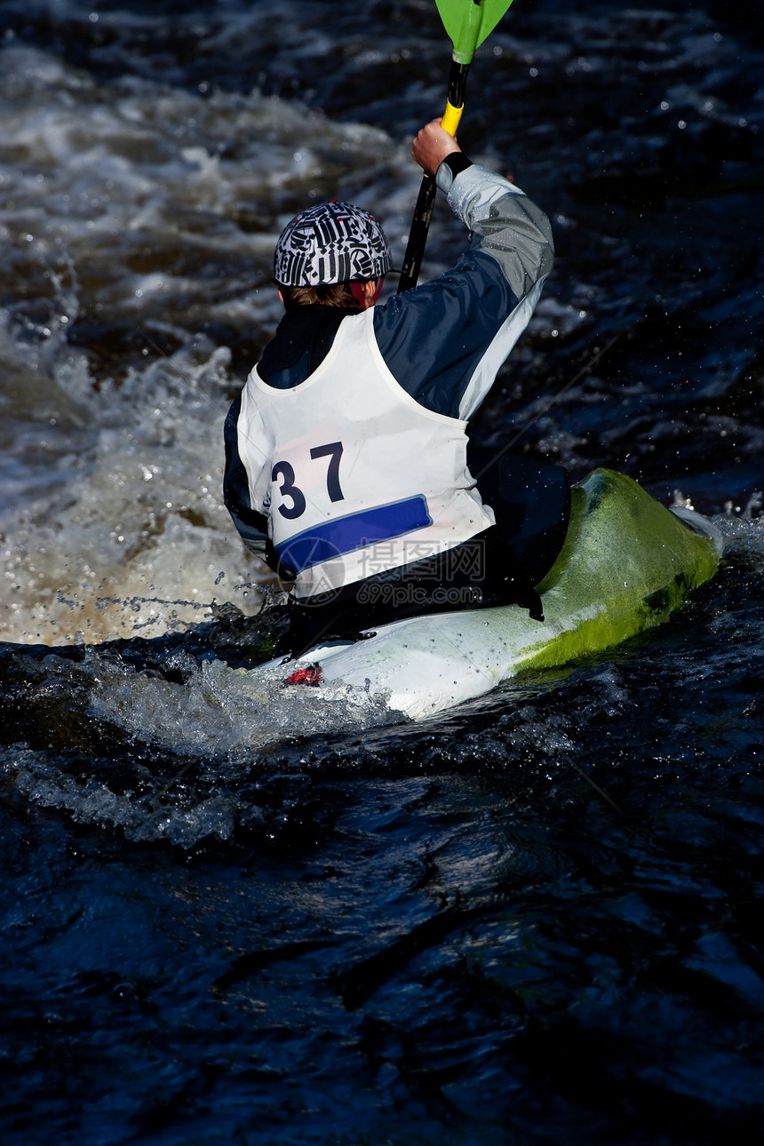 白水自由式冒险溪流皮艇挑战竞赛追求游戏活力海浪头盔图片