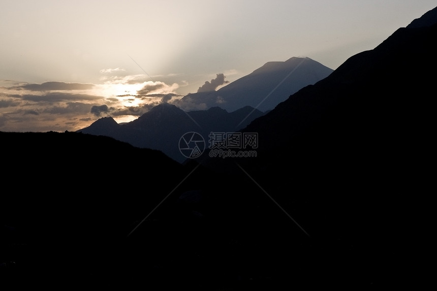 高加索山脉日落孤独享受耀斑阳光天空游客地形旅行岩石城市图片