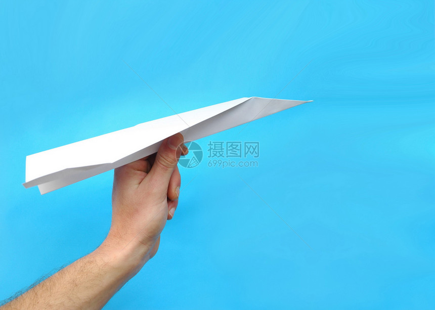 手持纸制飞机发射投掷蓝色孩子们飞行玩具天空折叠航班图片