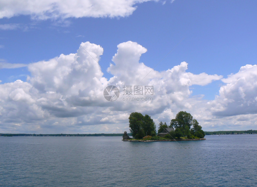 在加拿大安大略湖上有房子的岛屿蓝色石头公园天空风景森林反射美丽荒野假期图片