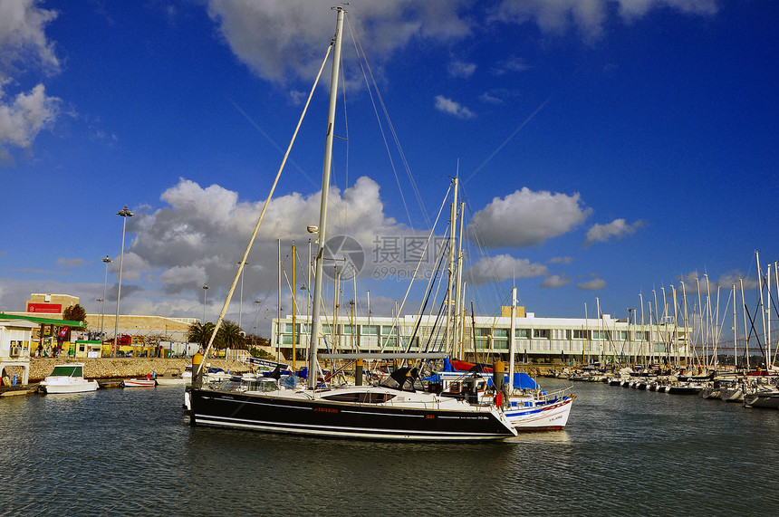 游艇运输假期码头海岸线场景蓝色奢华天际景观乘客图片