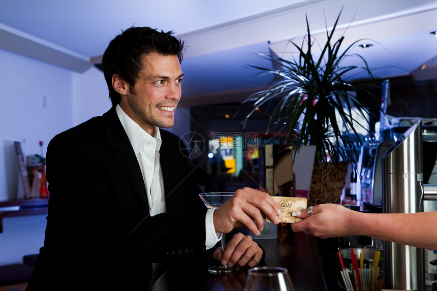 支付信用卡的男子情感酒吧夜店衣冠微笑玻璃顾客衬衫支付酒精图片