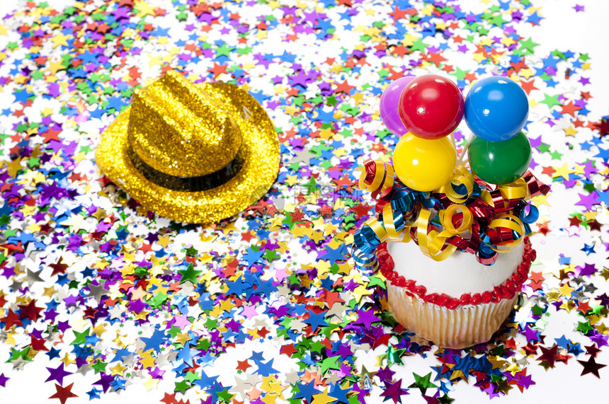 杯蛋糕 帽子和松饼在派对上乐趣生日甜点周年丝带庆典纪念日小雨金子气球图片