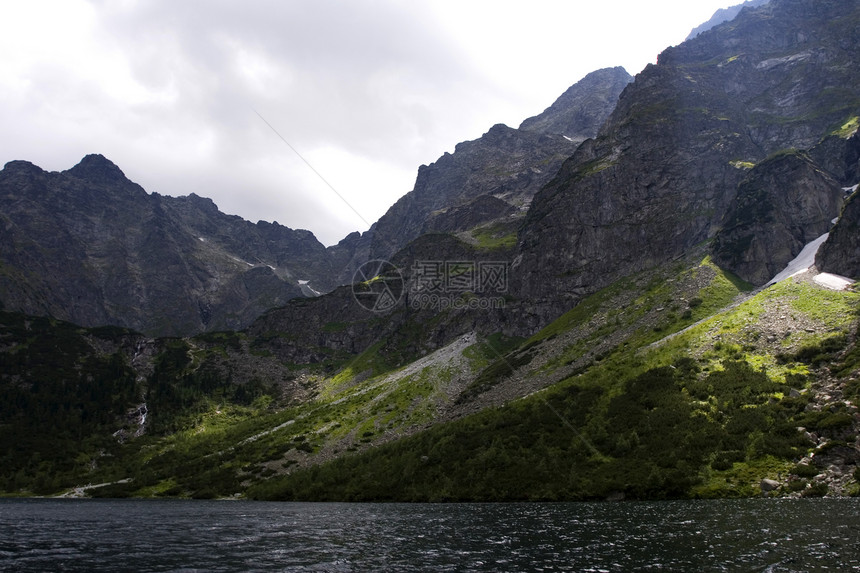 Tatra山巅峰石头衬套太阳跳闸土地苔藓天际全景天空图片