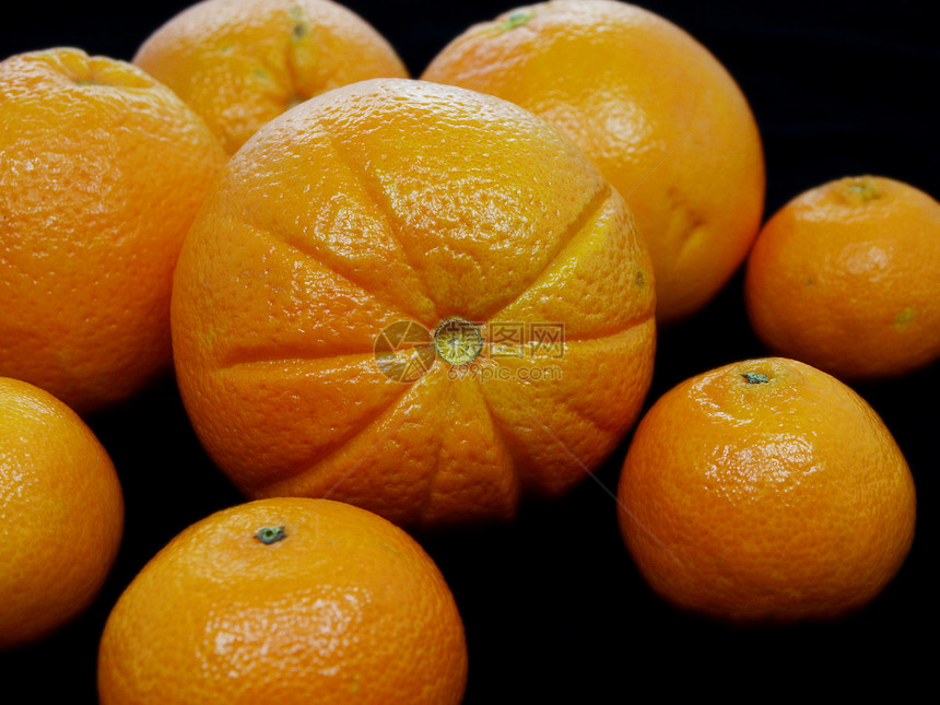 橙和曲橘子水果工作室白色背景食物营养橙子深色图片