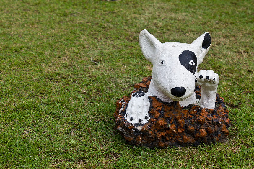 在草坪上装饰的狗雕像图片