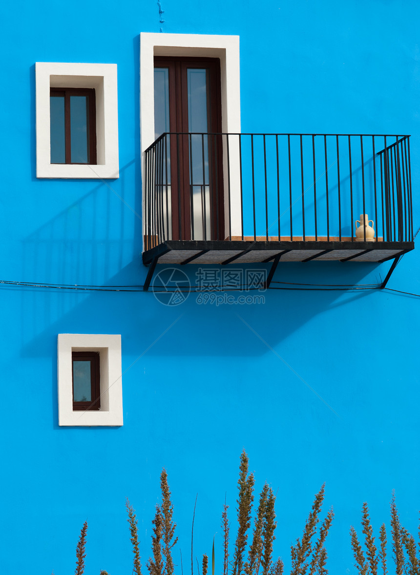 地中海面建筑房子住宅阳台蓝色阳光栏杆建筑学窗台植被图片