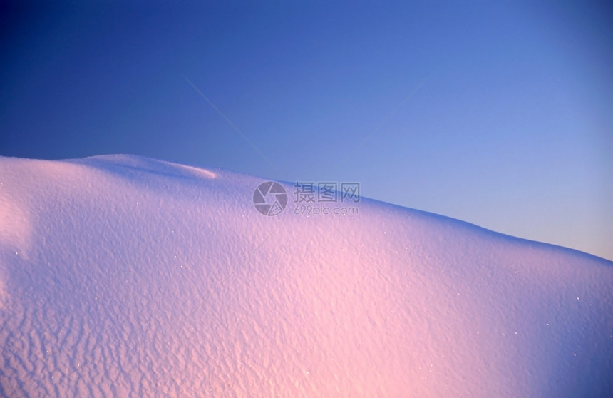 白雪和蓝天空空白全景坡度车站蓝色天空姿势山脉闲暇图片