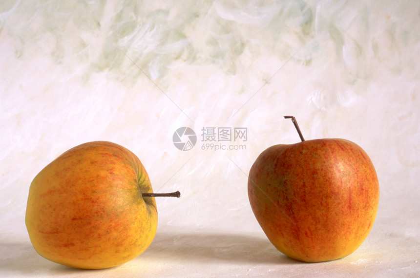 油漆背景上的两个苹果图片