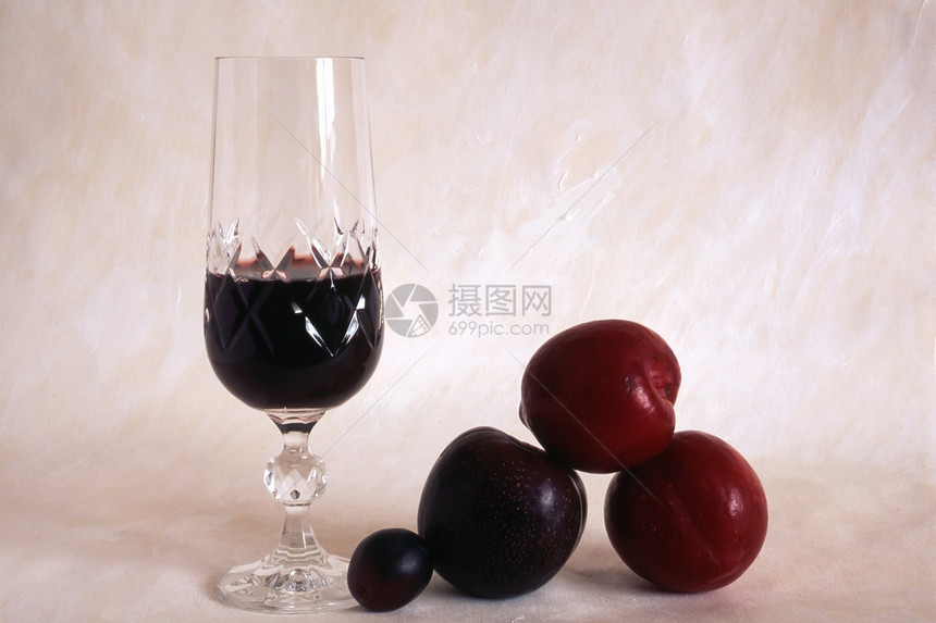 一杯红酒和水果图片