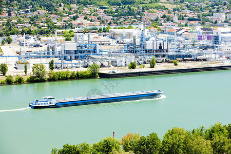 法国河上的货轮运输船只水手外观河流货船加载水路血管水运背景图片