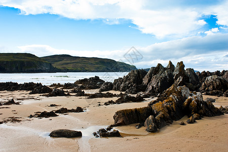 苏格兰阳光海洋高地岩石旅行波浪沙木海岸海岸线海滩背景图片