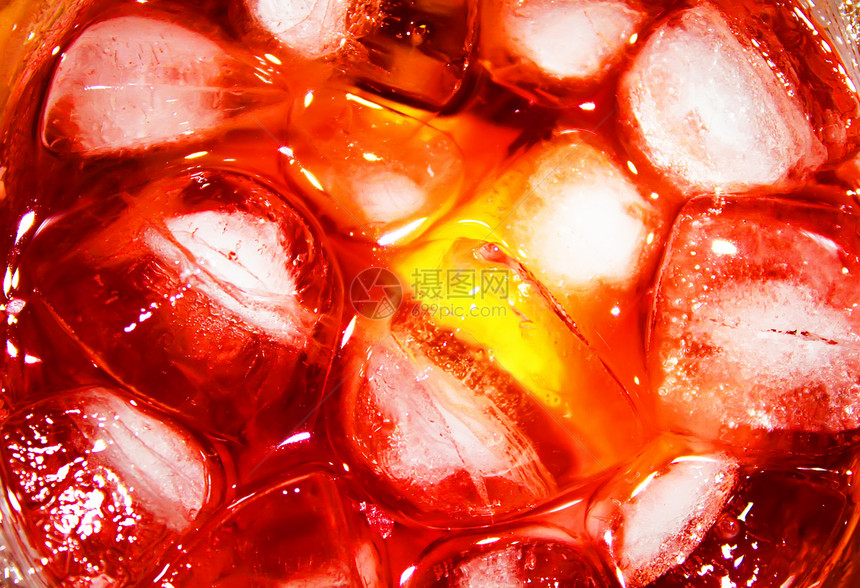 冰鸡尾酒玻璃茶点黄色气泡液体水果酒精反射橙子水晶图片
