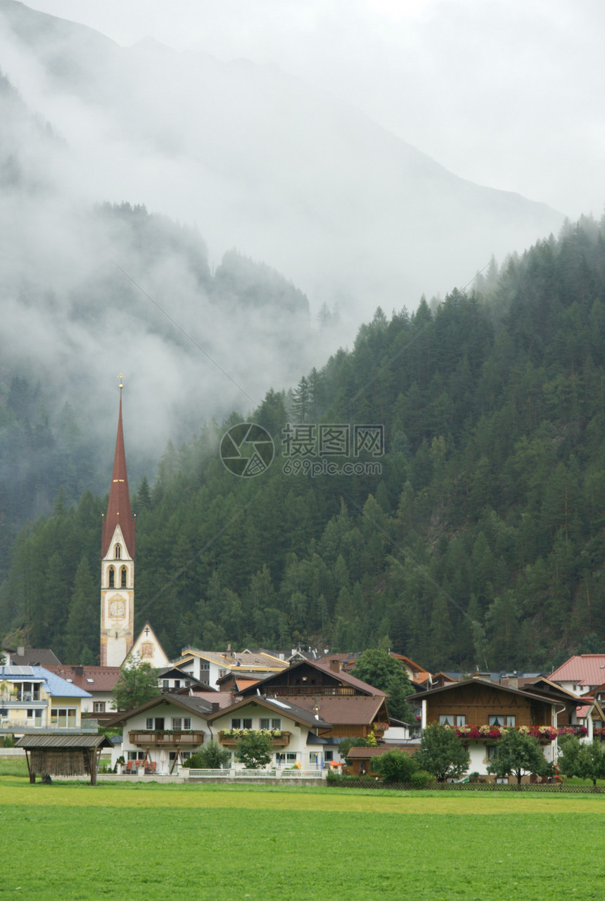阿尔卑斯山房屋绿色高山高度环境沉降旅行山脉村庄活力图片