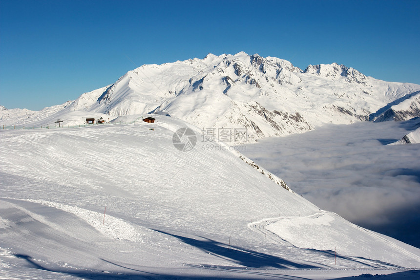 山山脉宽慰登山天空运动环境远足蓝色旅行滑雪风景图片