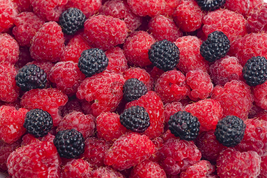 草莓和黑莓静物水果营养维生素红色背景食品内饰表面黑色图片