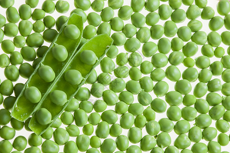 豌豆荚配豌豆食品脉冲蔬菜植物营养豆荚内饰维生素豆类绿色背景图片