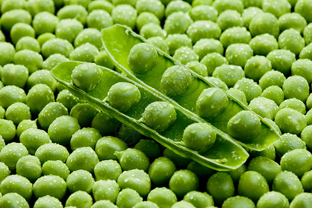豌豆荚配豌豆脉冲绿色水滴豆类豆荚飞沫静物蔬菜内饰营养背景图片