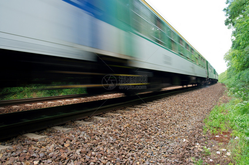 列火车蓝色民众乘客运输跑步铁路日程路线危险旅行图片