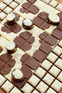 带有巧克力糖的巧克力条食物糖果甜点白色诱惑棕色营养静物背景图片