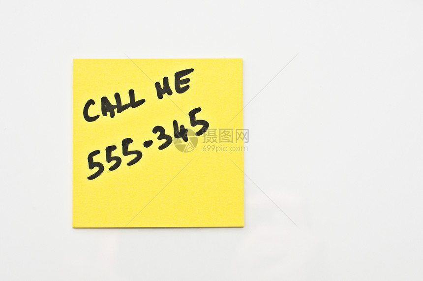 黄色方块贴上“给我打电话”和上面写着不存在的电话号码图片