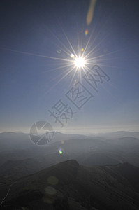 在法国比利牛斯山上 带光线的烈太阳背景图片