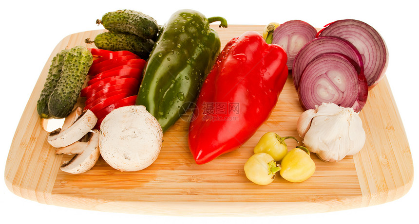 木板上新鲜的蔬菜沙拉洋葱黄瓜绿色食物营养胡椒图片