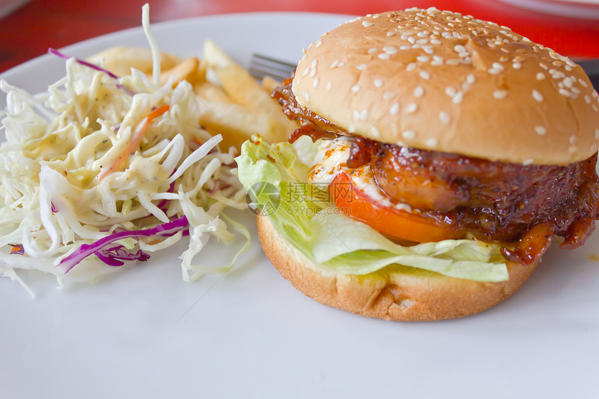 鸡肉汉堡加番茄黄瓜生菜美食油炸盘子食物零食午餐图片