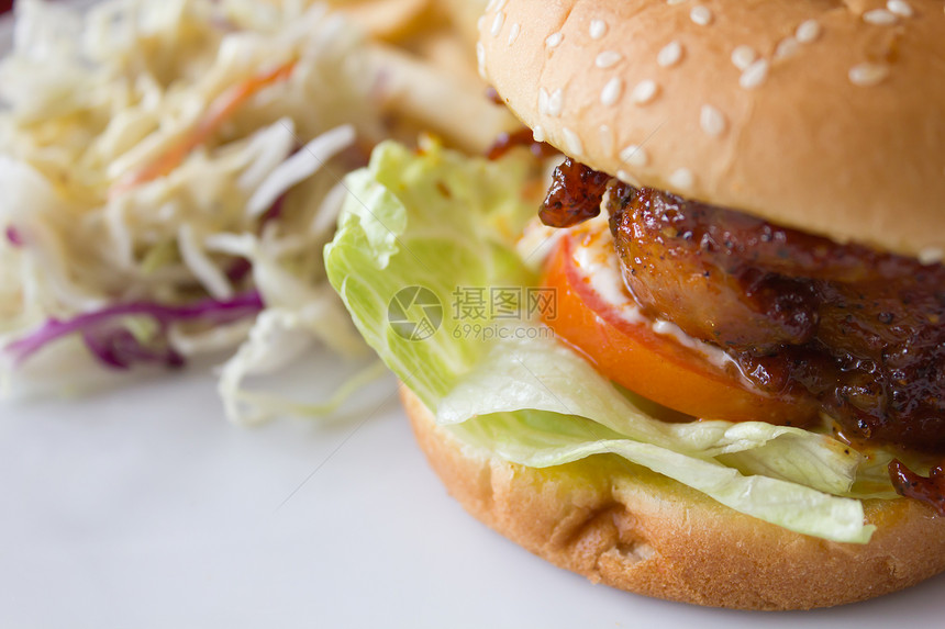 鸡肉汉堡加番茄黄瓜生菜午餐零食食物油炸盘子美食图片