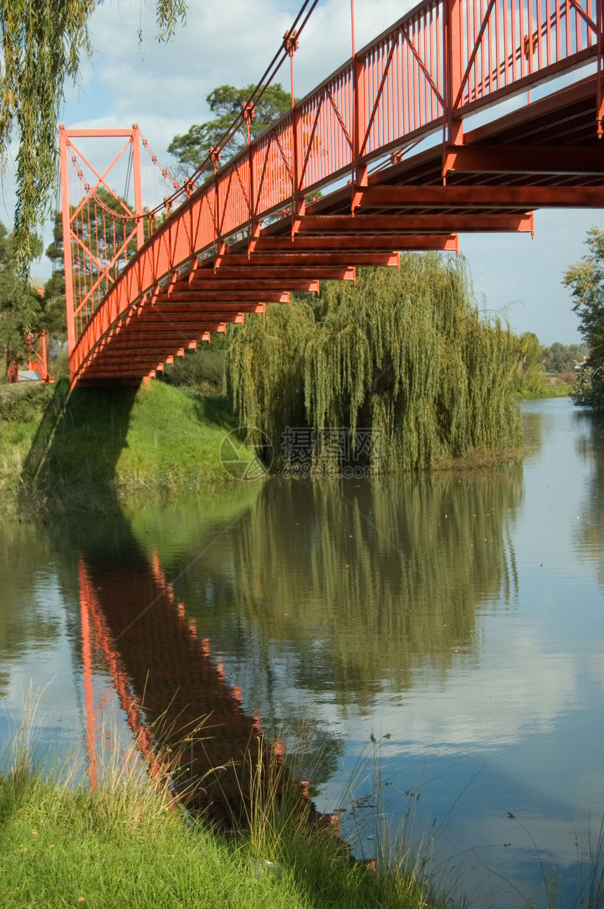 红桥支撑花园穿越海岸线反射桥梁反思图片