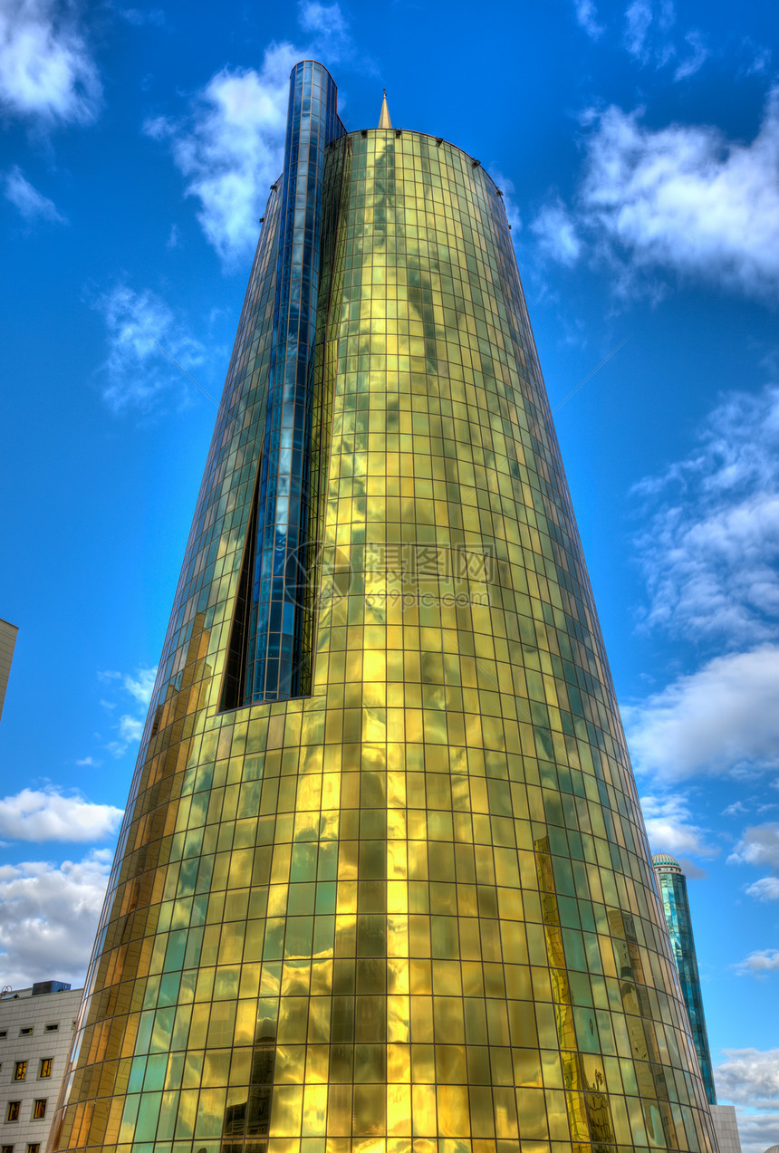 黄金塔镜子摩天大楼反射天空金子蓝色图片