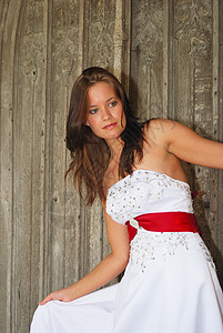 穿裙子的新娘白色红色背景图片