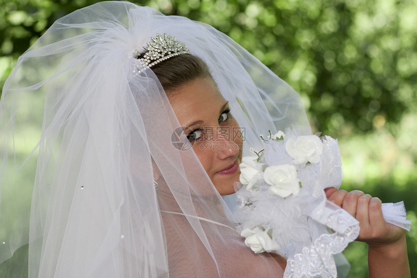 带花束的新娘女孩青年面纱花朵女性裙子女士公园已婚婚姻图片