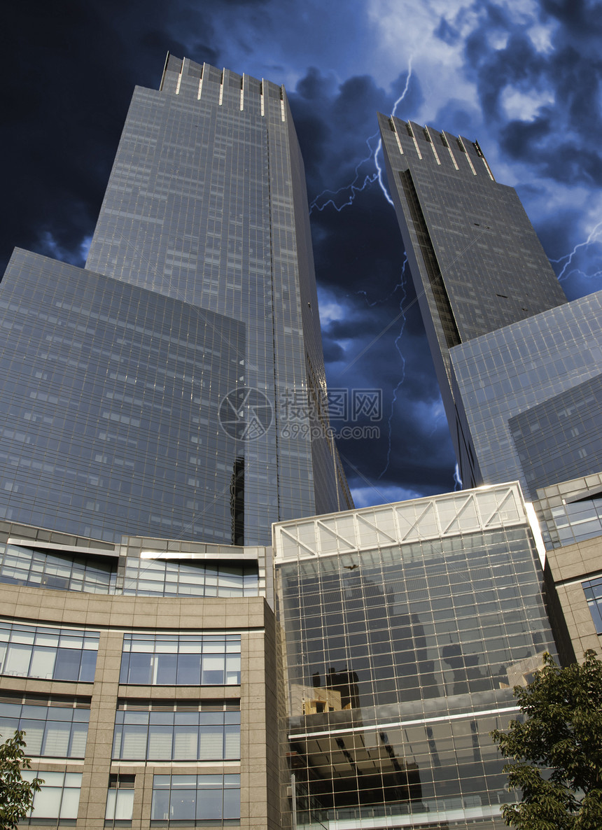 纽约市上空的暴风雨风暴码头天际办公室建筑反射摩天大楼帝国地标公寓图片