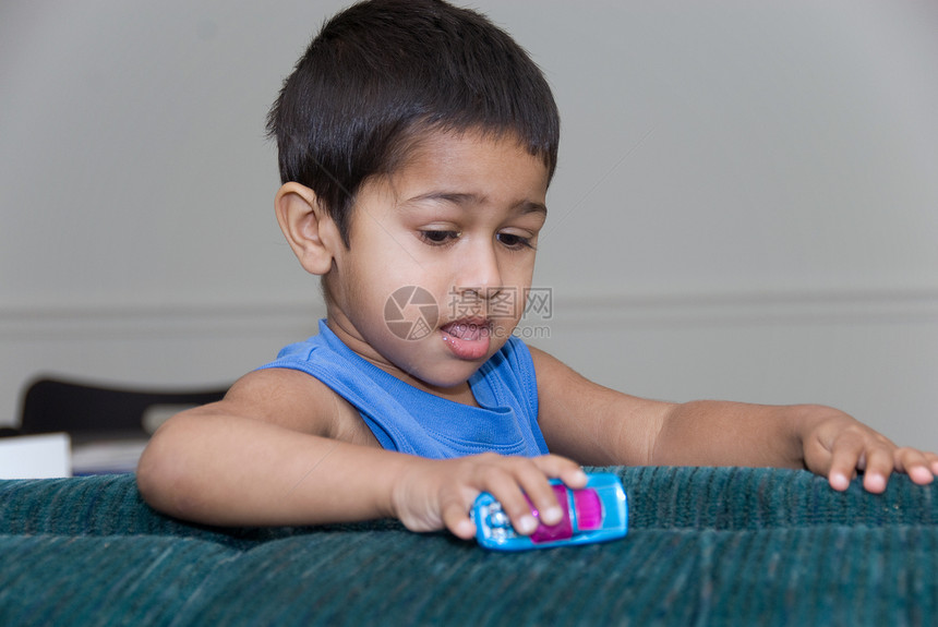 玩具乐趣男性童年肩膀座位男生棕色车辆头发兄弟图片