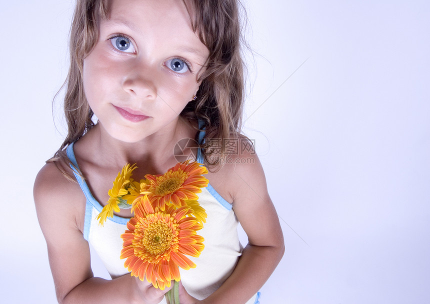 带鲜花的可爱女孩惊喜体力青春期微笑行动鬼脸头发幼儿园快乐青年图片