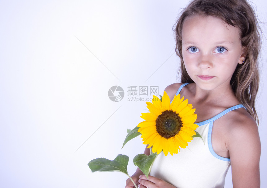 有花的可爱女孩青年生活小女孩体力头发女性表情棕色青春期快乐图片