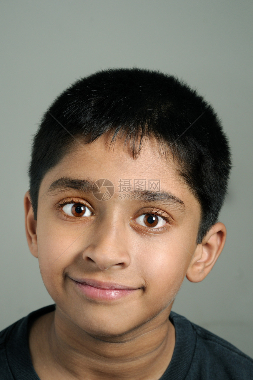 微笑个性青年白色快乐童年幼儿园男生幸福眼睛移民图片