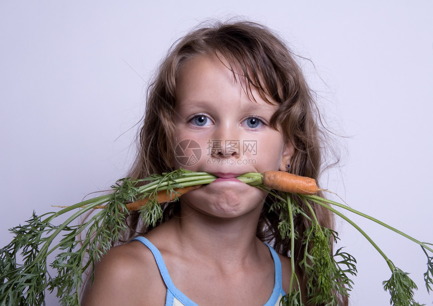 带胡萝卜的小女孩喜悦幼儿园蔬菜后代幸福微笑影棚文化表情鬼脸图片