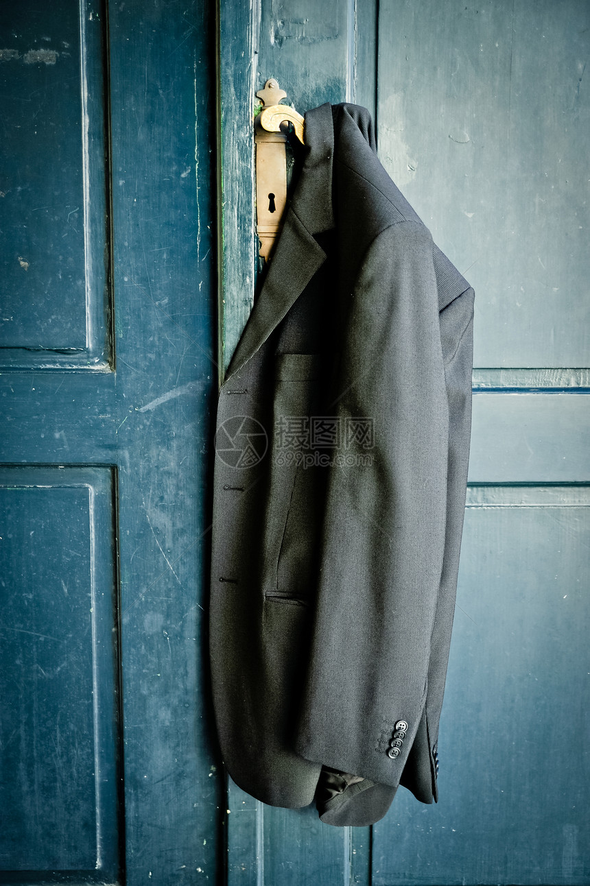 衣服挂在门上敷料套装男人纺织品夹克灰色商业图片