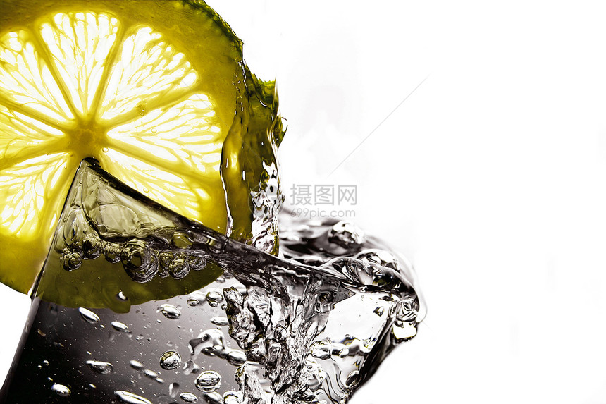 柠檬杯中的柠檬口渴水花黄色液体青柠绿色玻璃水果光盘寒冷图片