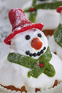 雪白雪人帽子围巾甜蜜甜点糕点背景图片