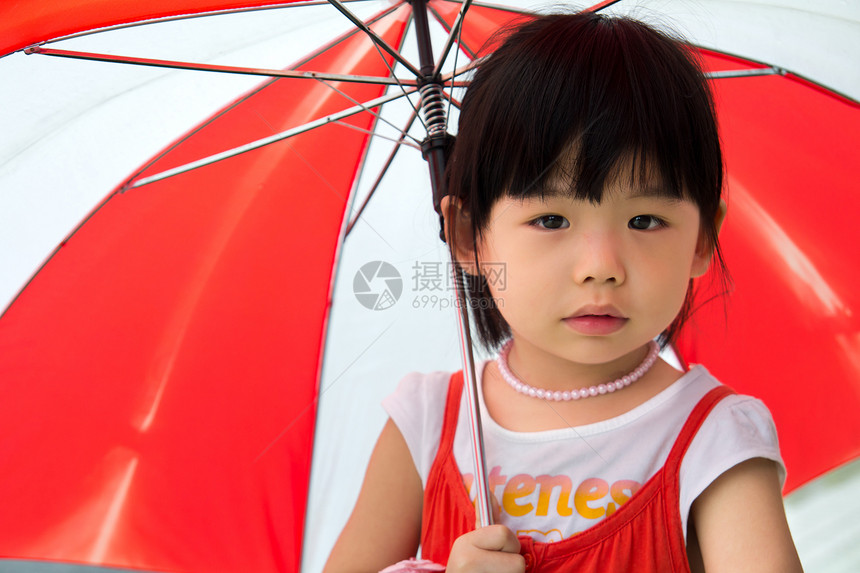 带红伞的亚洲儿童图片