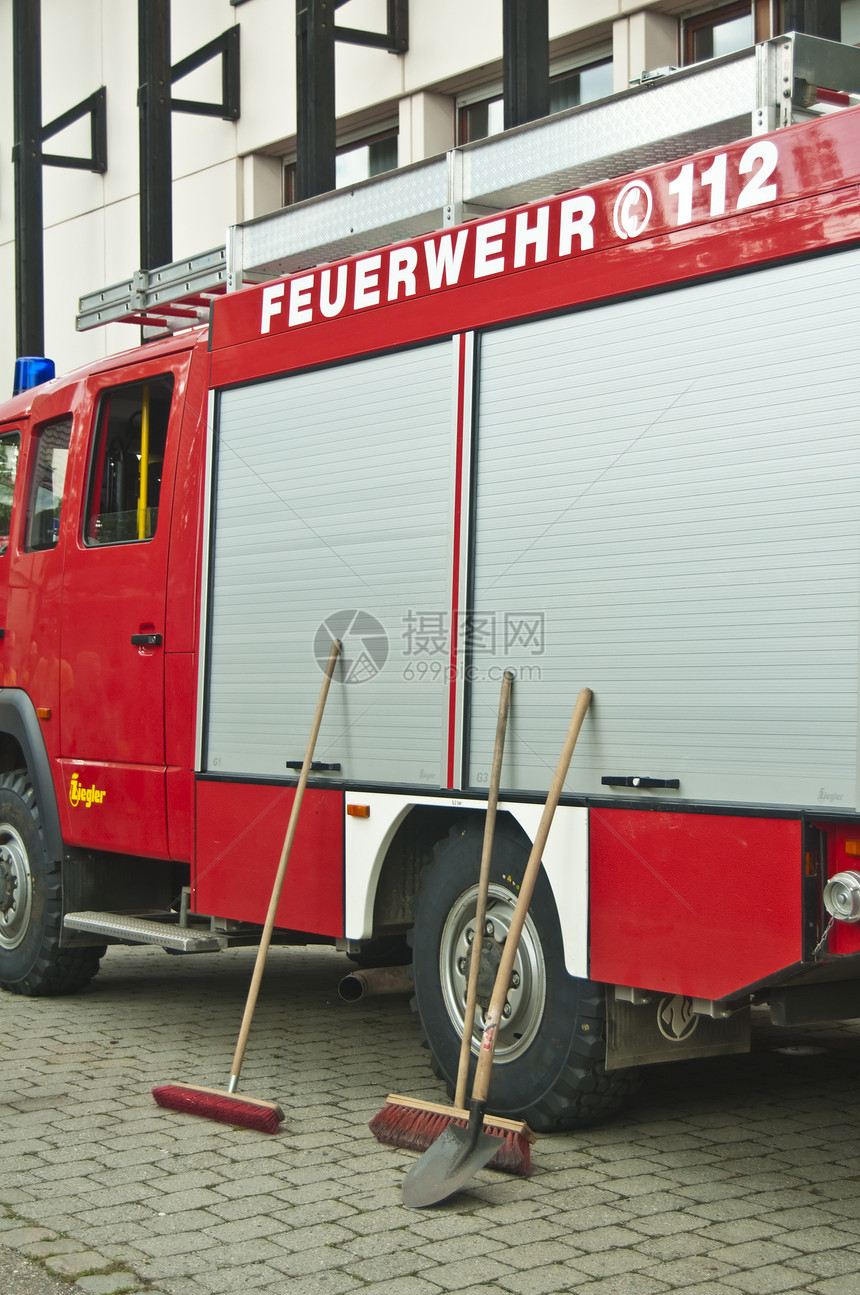 德国消防队红色消防员情况帮助消防车辆技术紧迫感扫把图片
