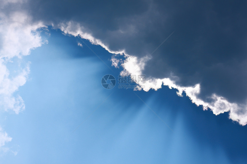 蓝天空的烟雾中 太阳光束可以用作背景和戏剧性外观天堂天空太阳光线晴天天气风景云景水平多云白色图片