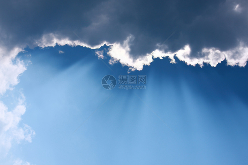 太阳在蓝天的烟雾中闪耀云景景观力量天空天堂生活蓝色戏剧性射线白色图片